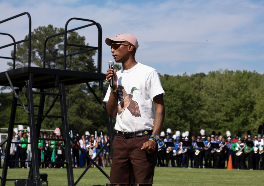 Pharrell Williams speaks to crowd about his friendship with Chad Hugo. (Photo courtesy of Spencer Davidson). 