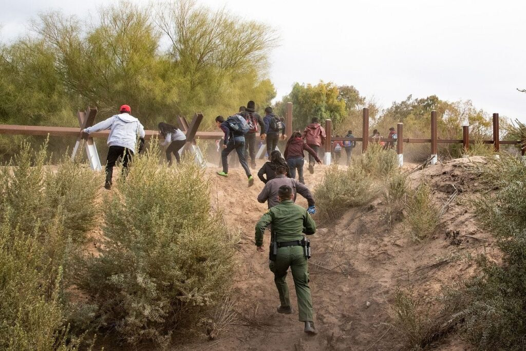 Border Patrol units in the Yuma sector move to detain a group of migrants. Photo Credit: Jerry Glaser
